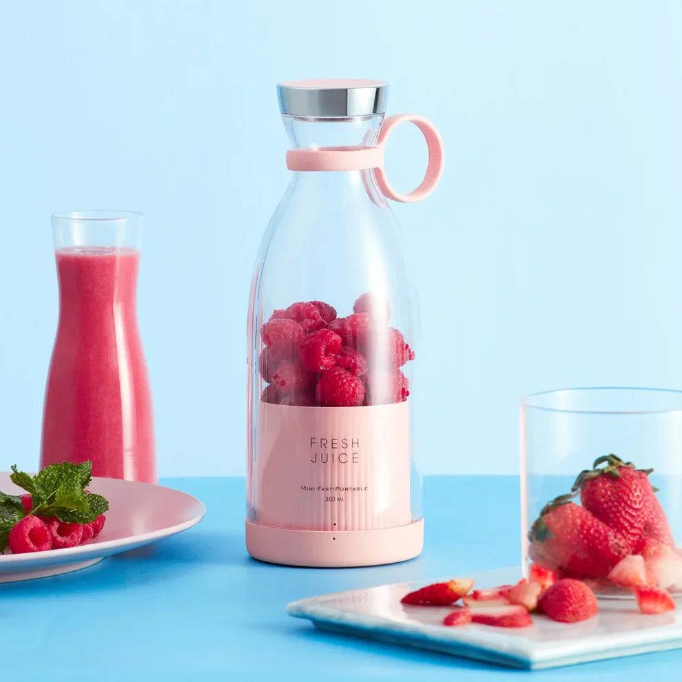 Licuadora portátil Rosebloom en color rosa con frambuesas en el vaso (350 ml)